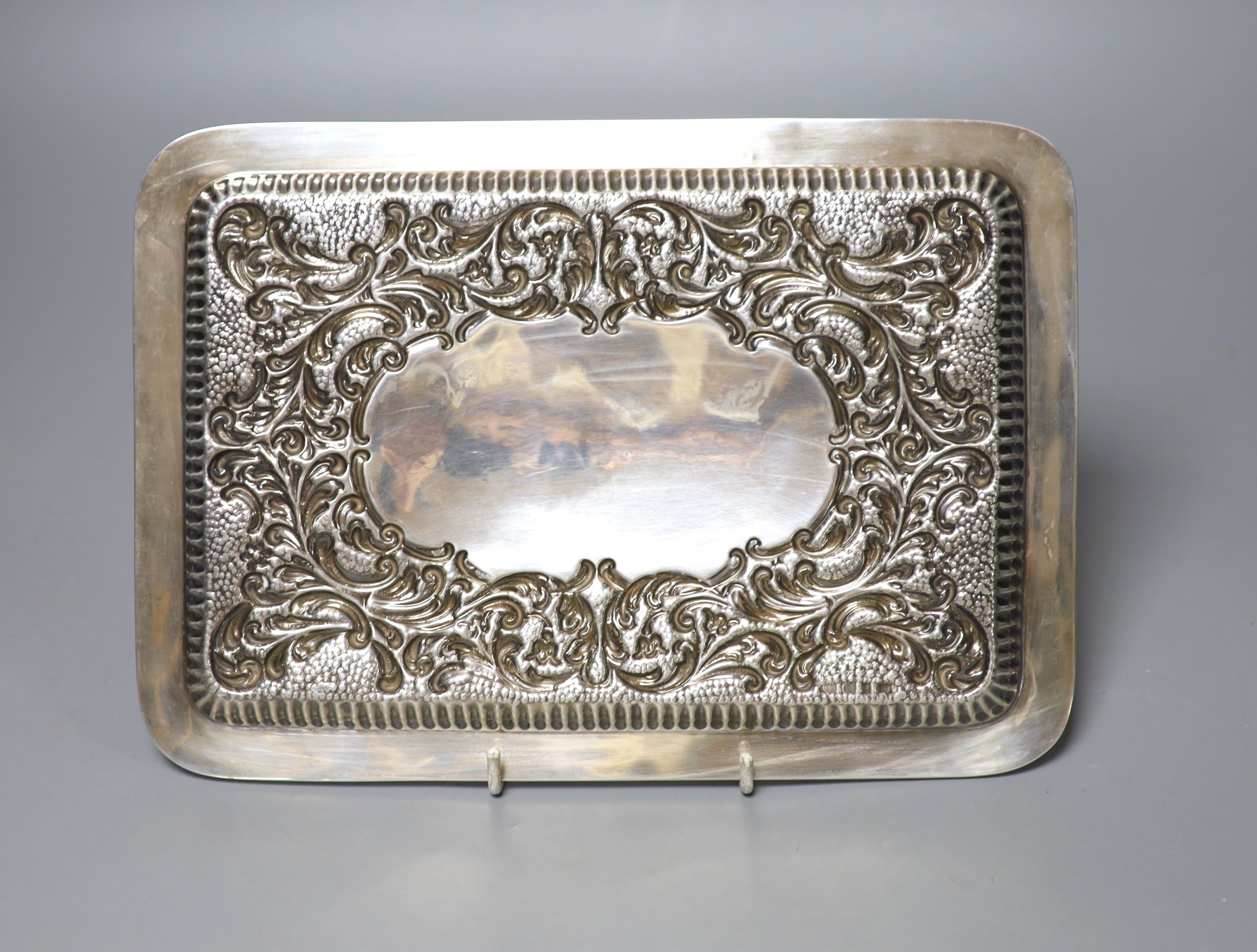 A late Victorian repousse silver rectangular dressing table tray, Joseph Gloster, Birmingham, 1899, 27.2cm, 10oz.